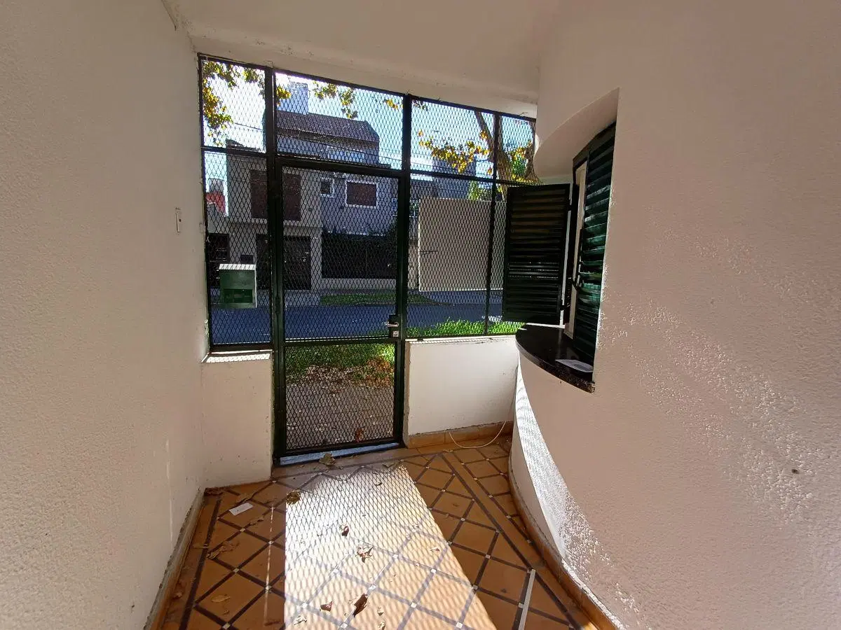 Casa en alquiler de 3 ambientes sobre lote de 150 m2. 2 Dormitorios. Patio. Garage. Exc. Ubicación. 3
