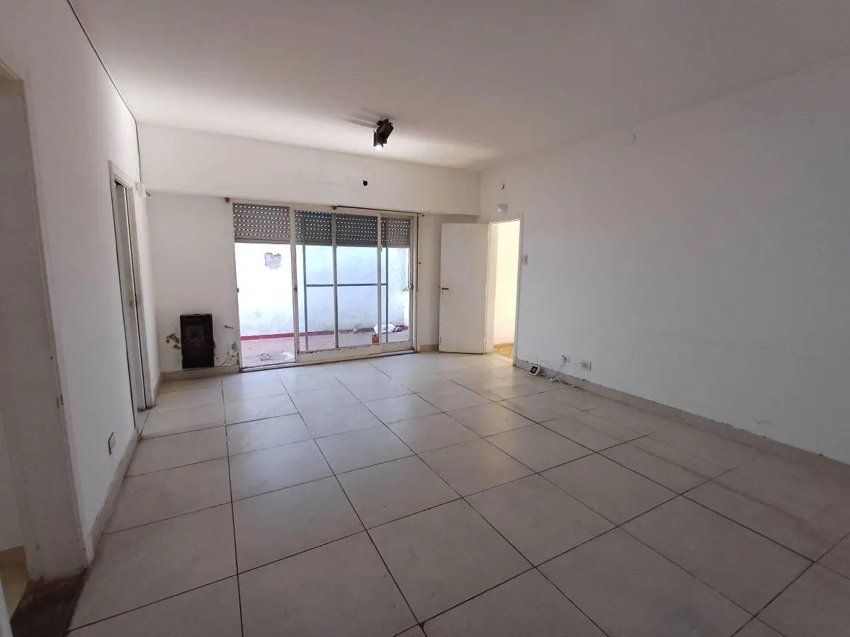 Casa en alquiler de 3 ambientes sobre lote de 150 m2. 2 Dormitorios. Patio. Garage. Exc. Ubicación. 2