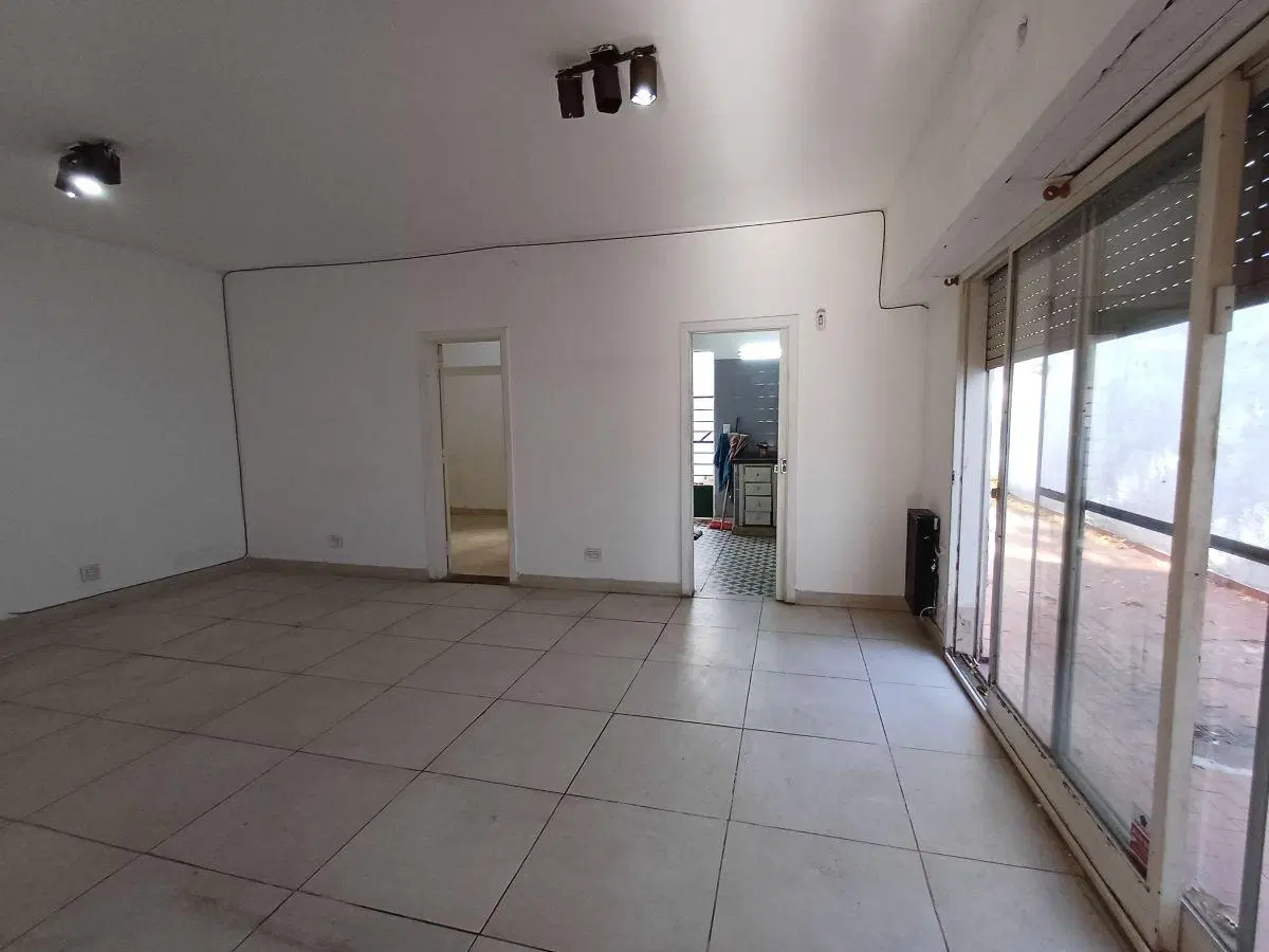 Casa en alquiler de 3 ambientes sobre lote de 150 m2. 2 Dormitorios. Patio. Garage. Exc. Ubicación. 5