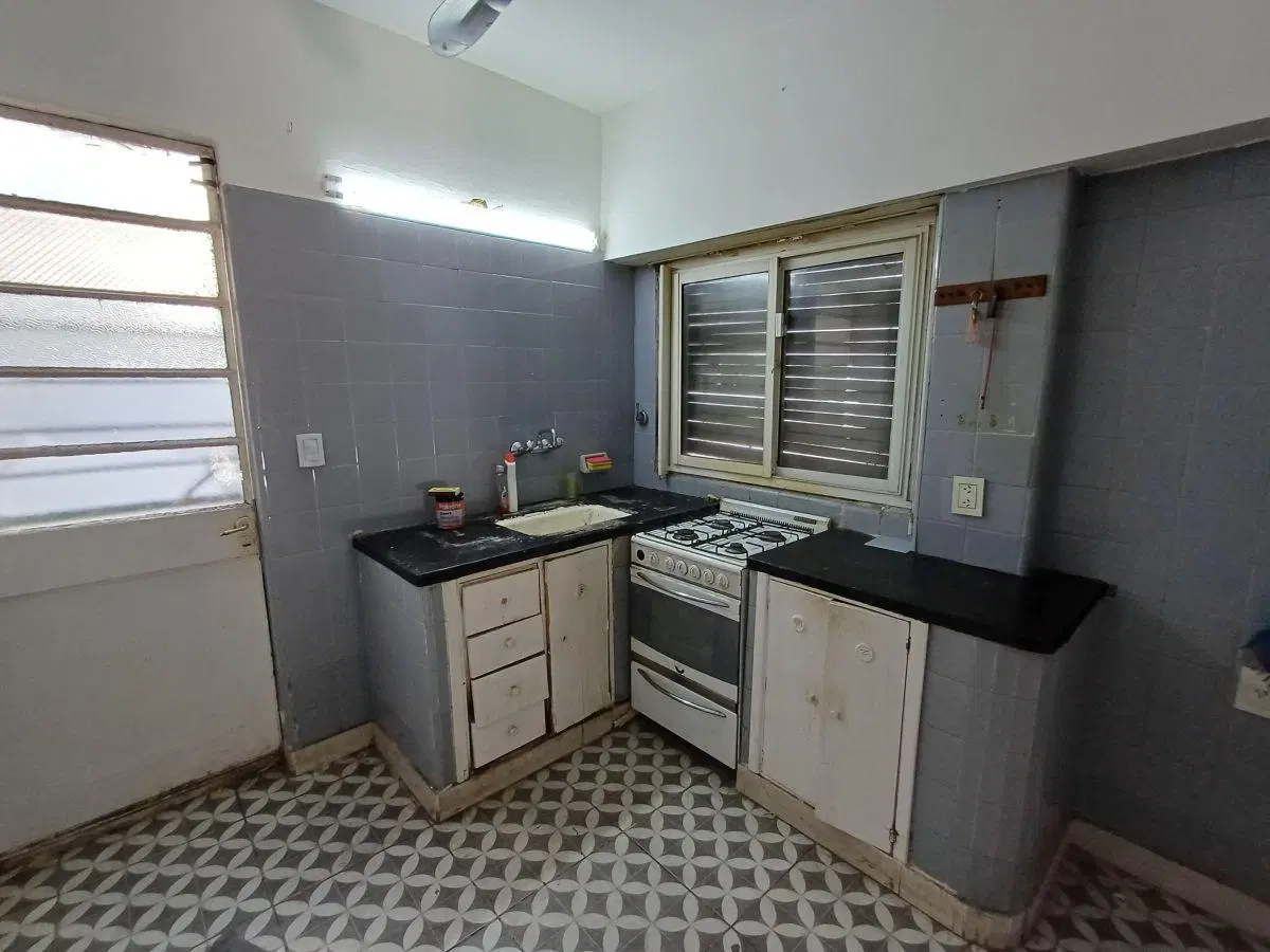 Casa en alquiler de 3 ambientes sobre lote de 150 m2. 2 Dormitorios. Patio. Garage. Exc. Ubicación. 4