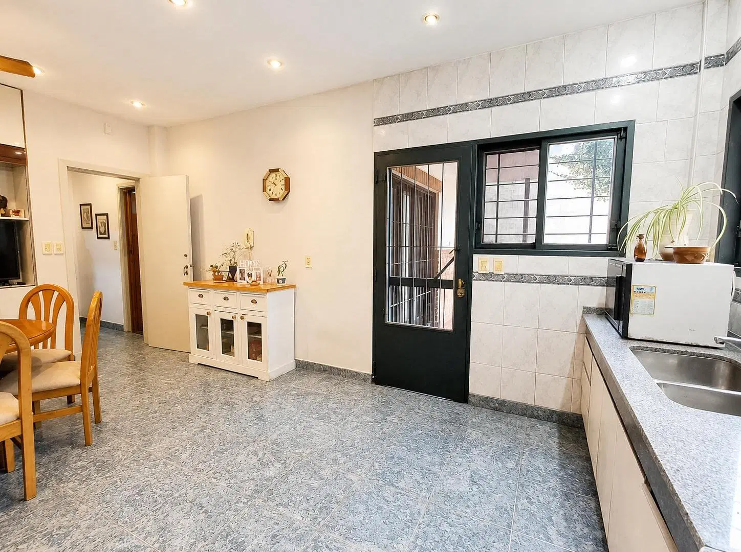 Casa de 4 ambientes sobre lote de 8,50 x 32,84 Mts. Quincho. Parque. Garage. Excelente ubicacion! 5