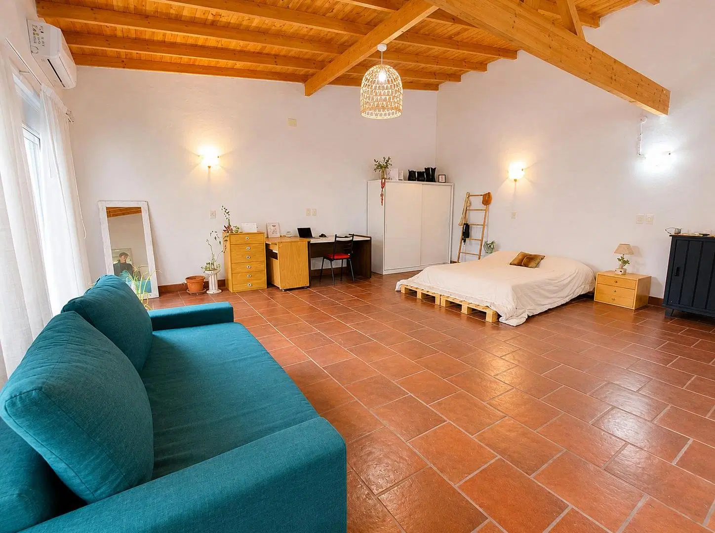 Casa de 4 ambientes sobre lote de 8,50 x 32,84 Mts. Quincho. Parque. Garage. Excelente ubicacion! 4