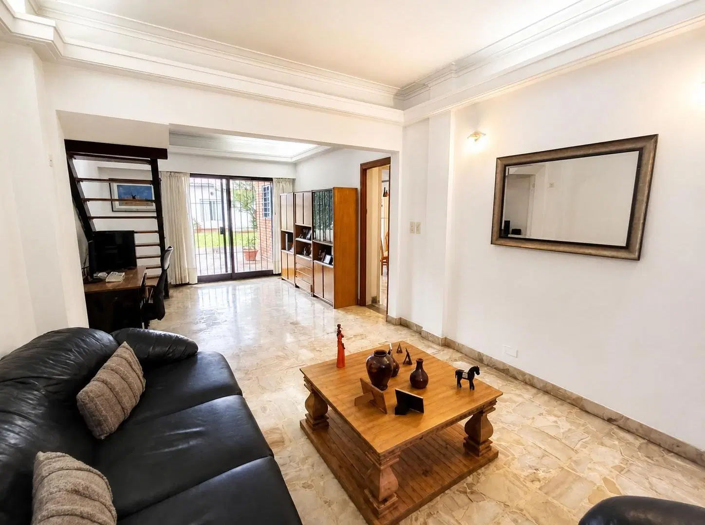 Casa de 4 ambientes sobre lote de 8,50 x 32,84 Mts. Quincho. Parque. Garage. Excelente ubicacion! 1