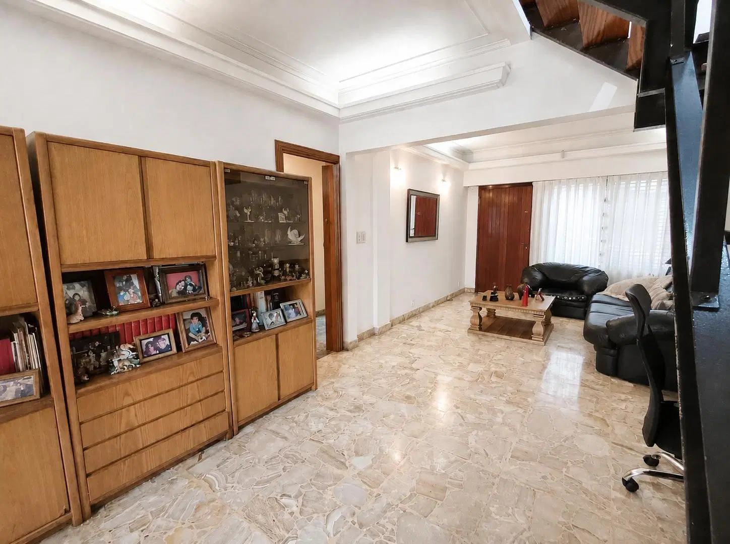 Casa de 4 ambientes sobre lote de 8,50 x 32,84 Mts. Quincho. Parque. Garage. Excelente ubicacion! 2