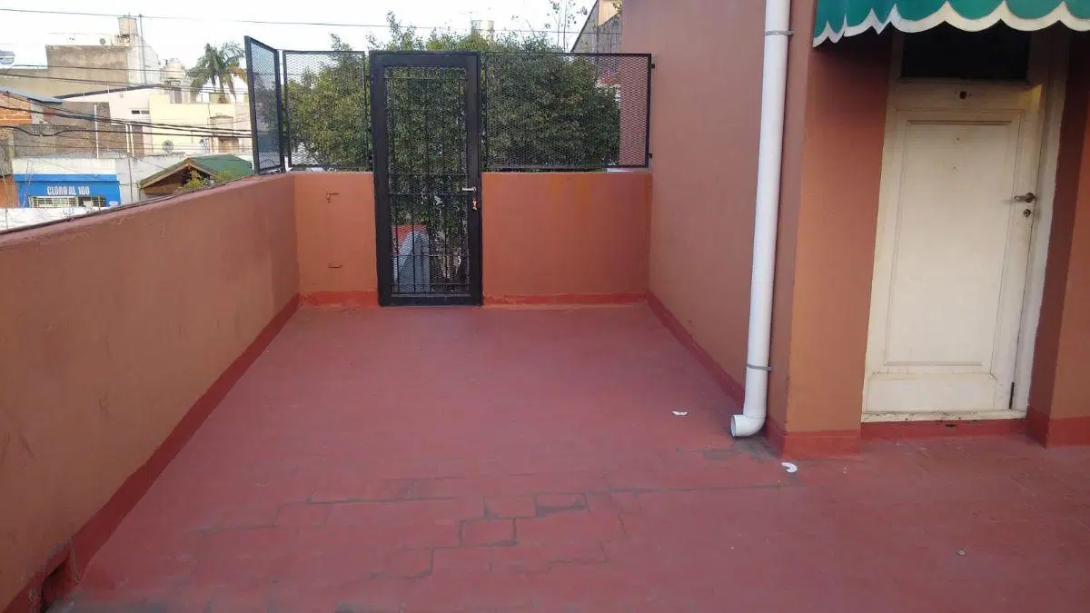 PH en 1er piso al frente. Cocina/Comedor - Dormitorio - Baño - Patio. POSESION INMEDIATA 2