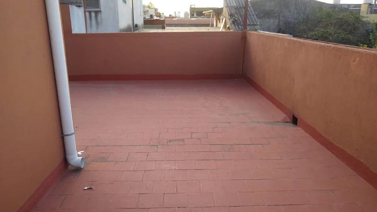 PH en 1er piso al frente. Cocina/Comedor - Dormitorio - Baño - Patio. POSESION INMEDIATA 5