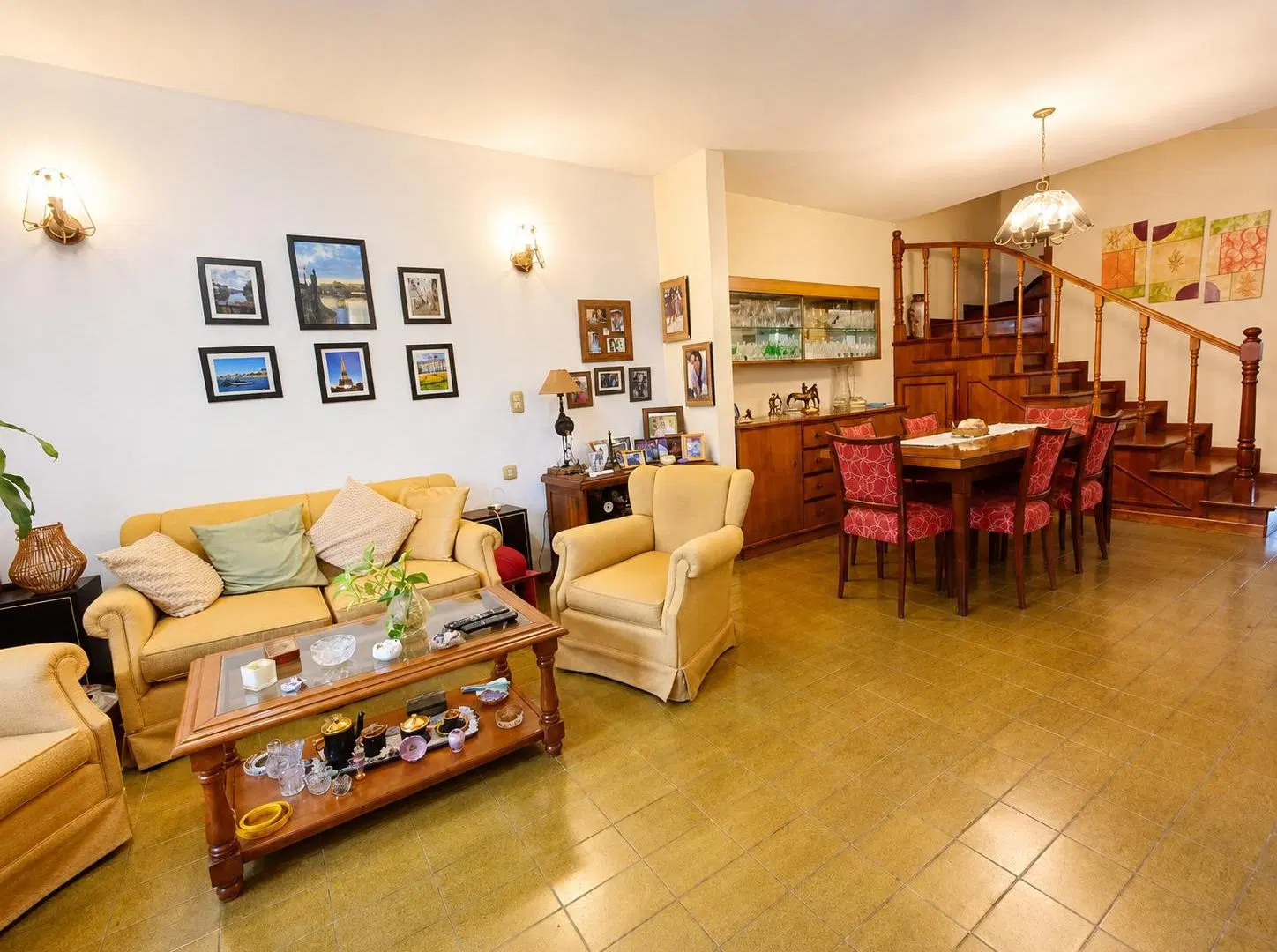 Casa en 2 plantas s/ lote de 8,66 x 41,89 Mts. 5 ambientes. 3 Dormitorios. Playroom. Parque. Pileta 3