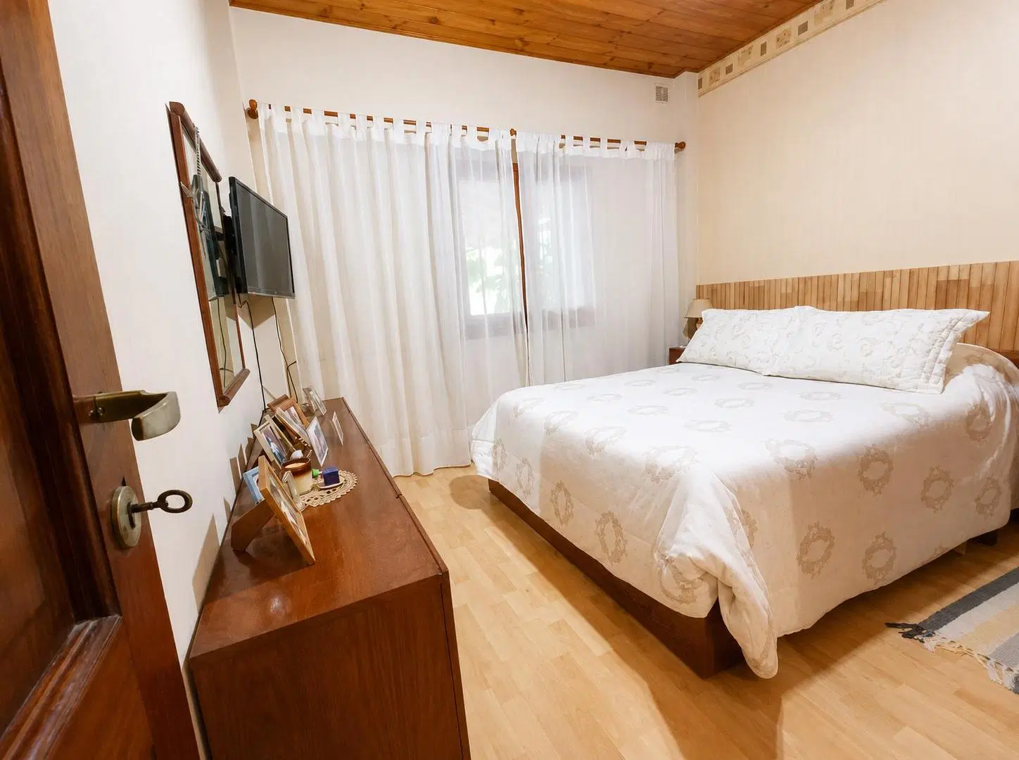 Casa en 2 plantas s/ lote de 8,66 x 41,89 Mts. 5 ambientes. 3 Dormitorios. Playroom. Parque. Pileta 1