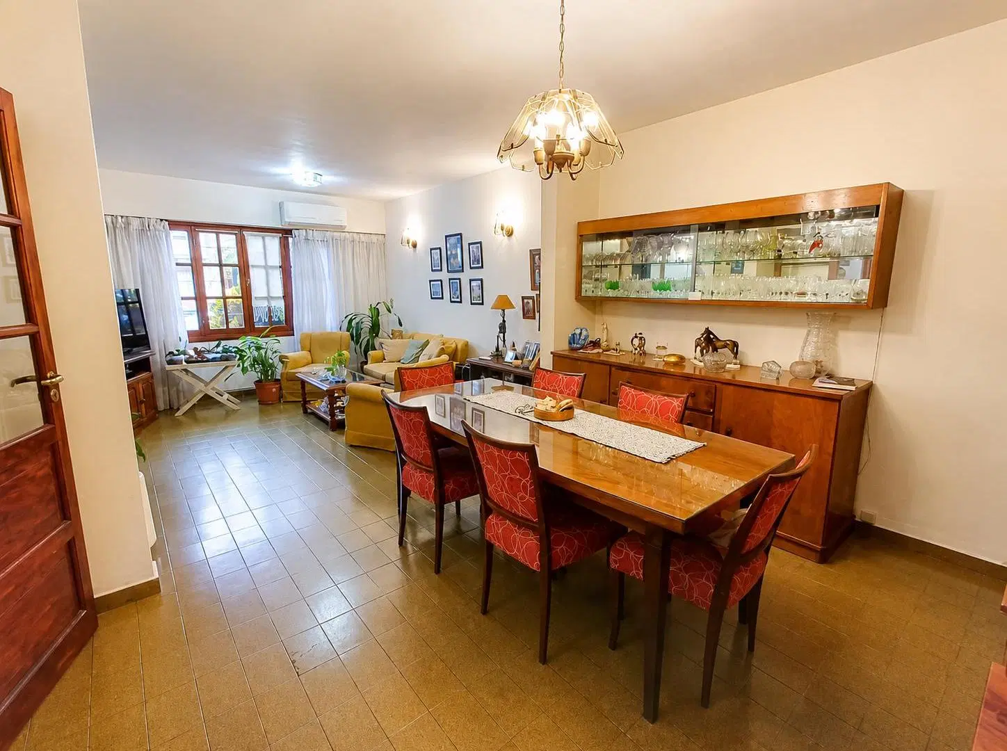 Casa en 2 plantas s/ lote de 8,66 x 41,89 Mts. 5 ambientes. 3 Dormitorios. Playroom. Parque. Pileta 4