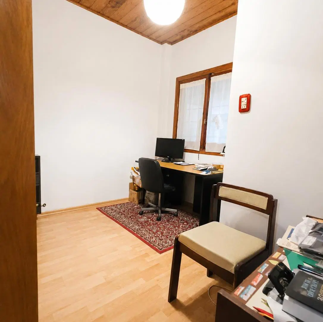 Casa en 2 plantas s/ lote de 8,66 x 41,89 Mts. 5 ambientes. 3 Dormitorios. Playroom. Parque. Pileta 5