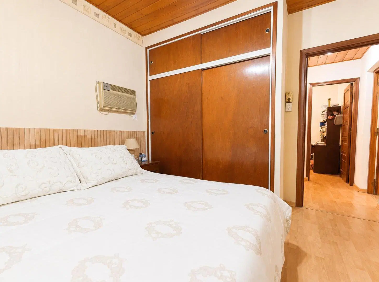 Casa en 2 plantas s/ lote de 8,66 x 41,89 Mts. 5 ambientes. 3 Dormitorios. Playroom. Parque. Pileta 2