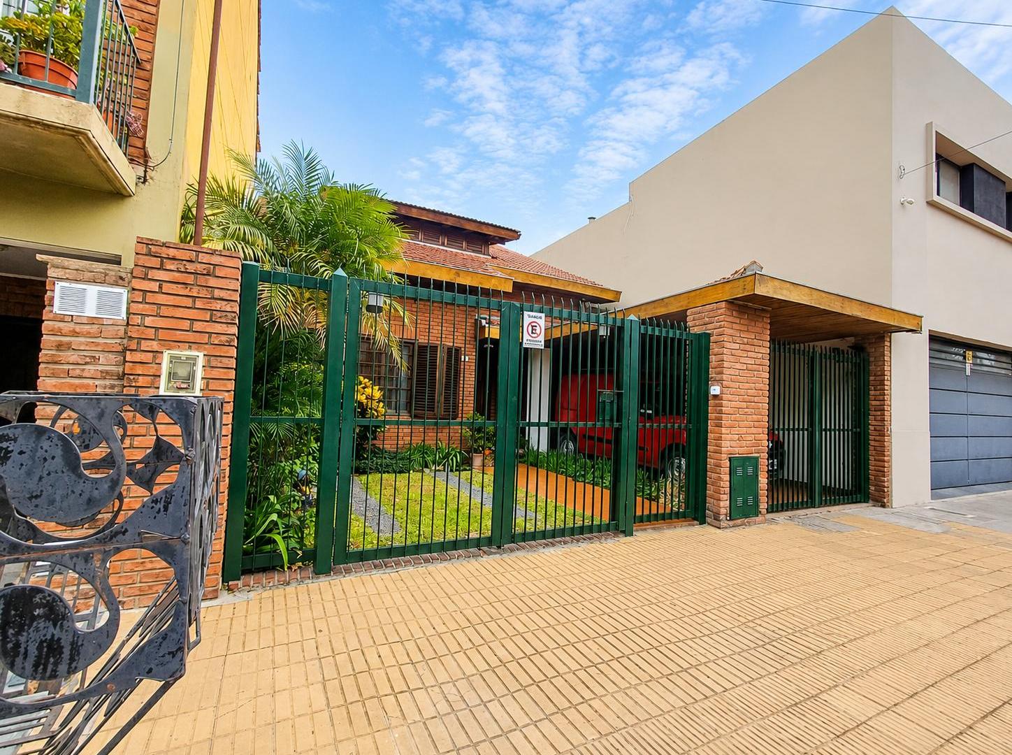 Casa en 2 plantas s/ lote de 8,66 x 41,89 Mts. 5 ambientes. 3 Dormitorios. Playroom. Parque. Pileta