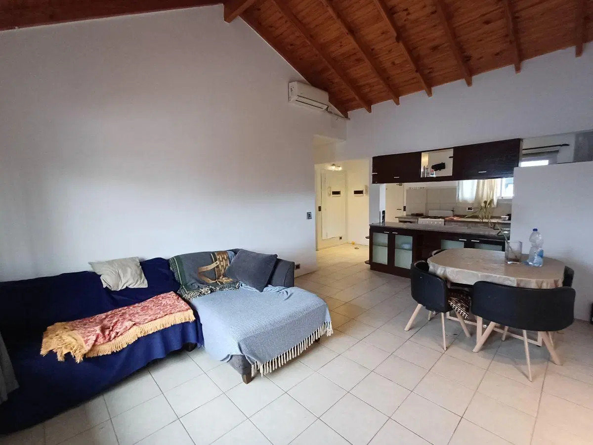 Departamento 2 ambientes en 2do piso con COCHERA CUBIERTA. Exc. estado y ubicación. APTO CREDITO 5