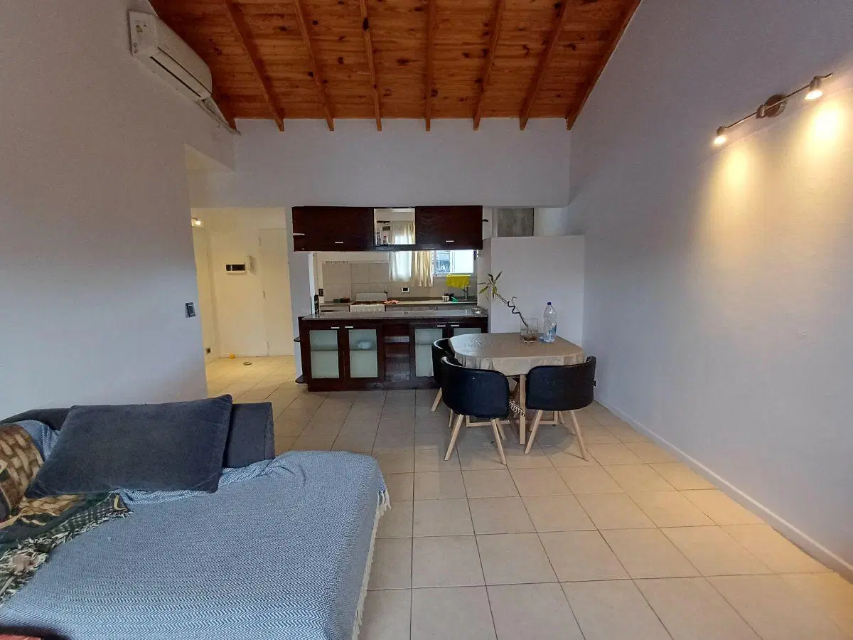 Departamento 2 ambientes en 2do piso con COCHERA CUBIERTA. Exc. estado y ubicación. APTO CREDITO 2