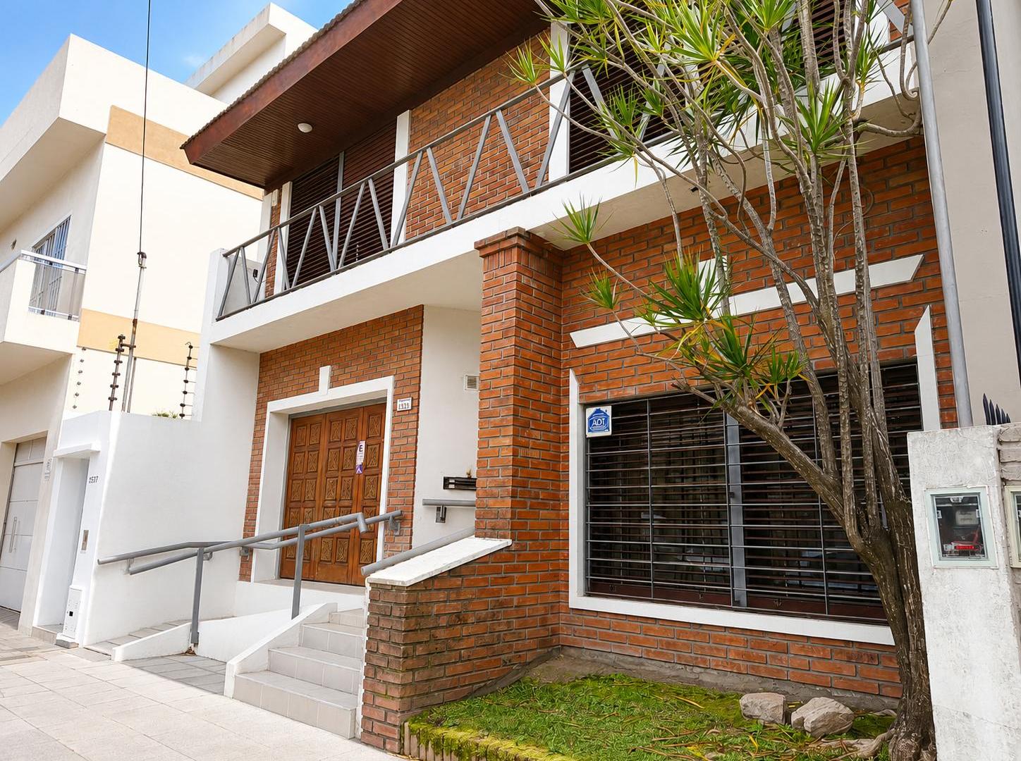 Foto de CASA 5 AMBIENTES. Cochera, 4 dormitorios + dependencia de servicio, imagen 3