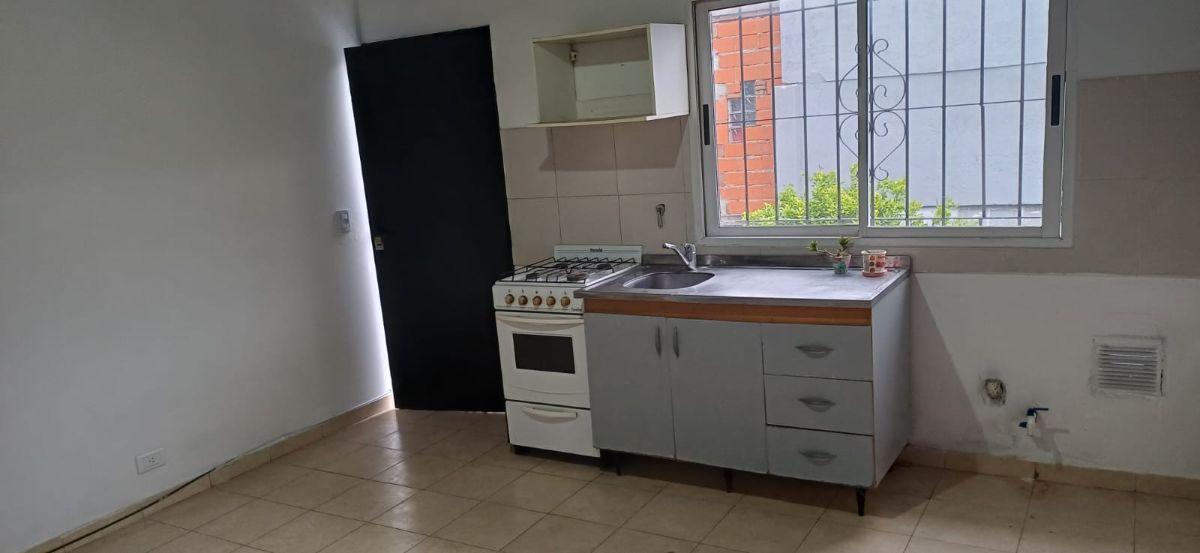 Foto de PH en alquiler de 2 ambientes con patio. Comedor - Cocina - Dormitorio. Posesión inmediata, imagen 4