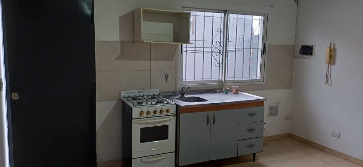 Foto de PH en alquiler de 2 ambientes con patio. Comedor - Cocina - Dormitorio. Posesión inmediata, imagen 3