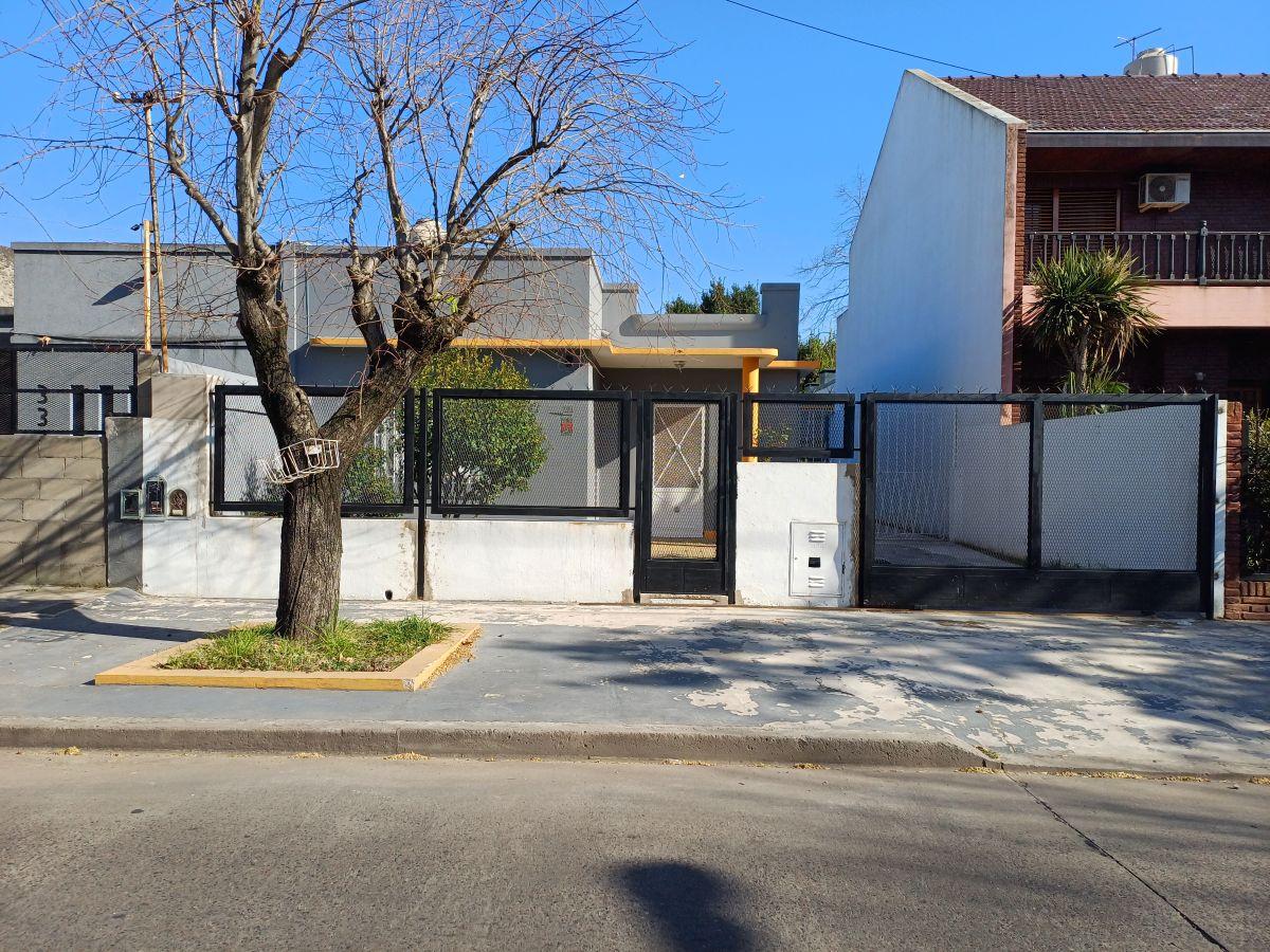 Casa de 4 ambientes. Cochera pasante. 3 Dormitorios. Baño. Toilette. Parque. Posesión inmediata