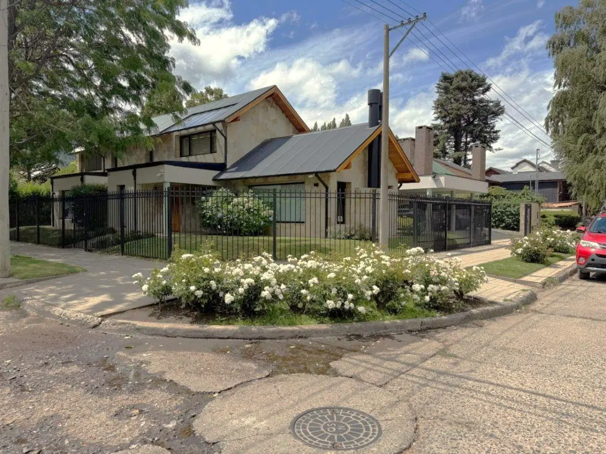 Exclusiva casa en venta en pleno centro de San Martín de Los Andes!! 2