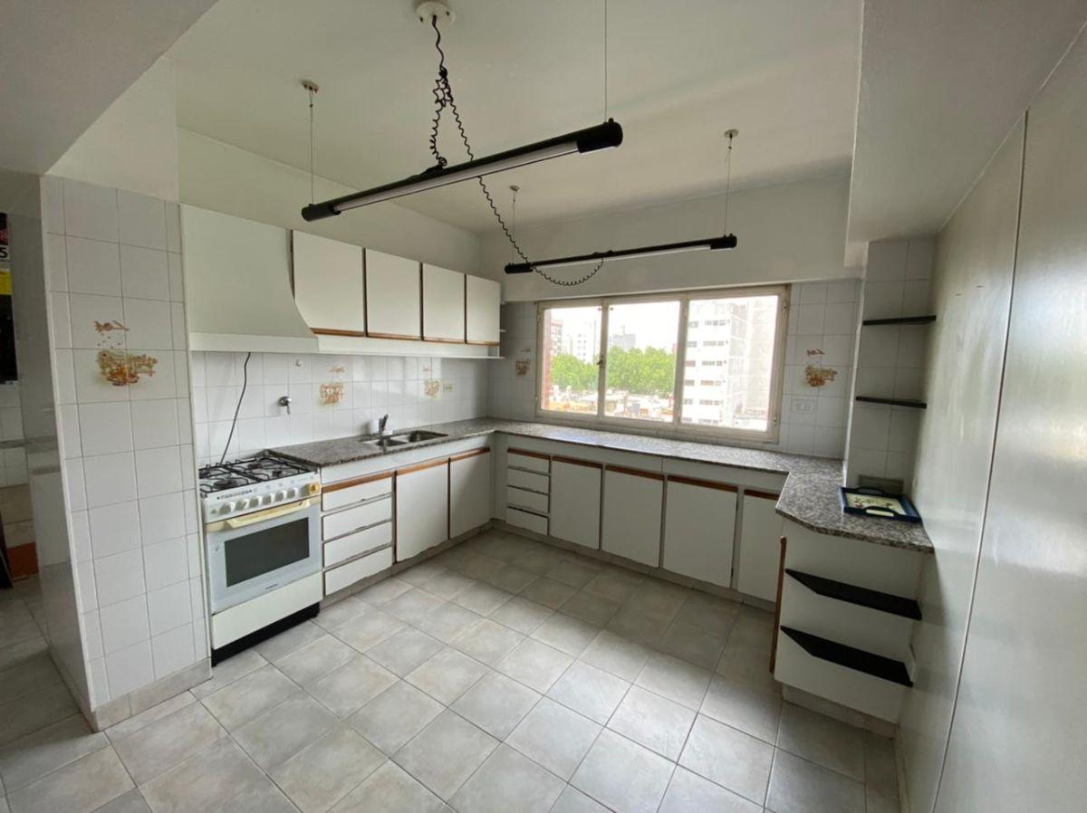 Foto de Departamento amplio de tres dormitorios , con cochera doble y baulera, imagen 2