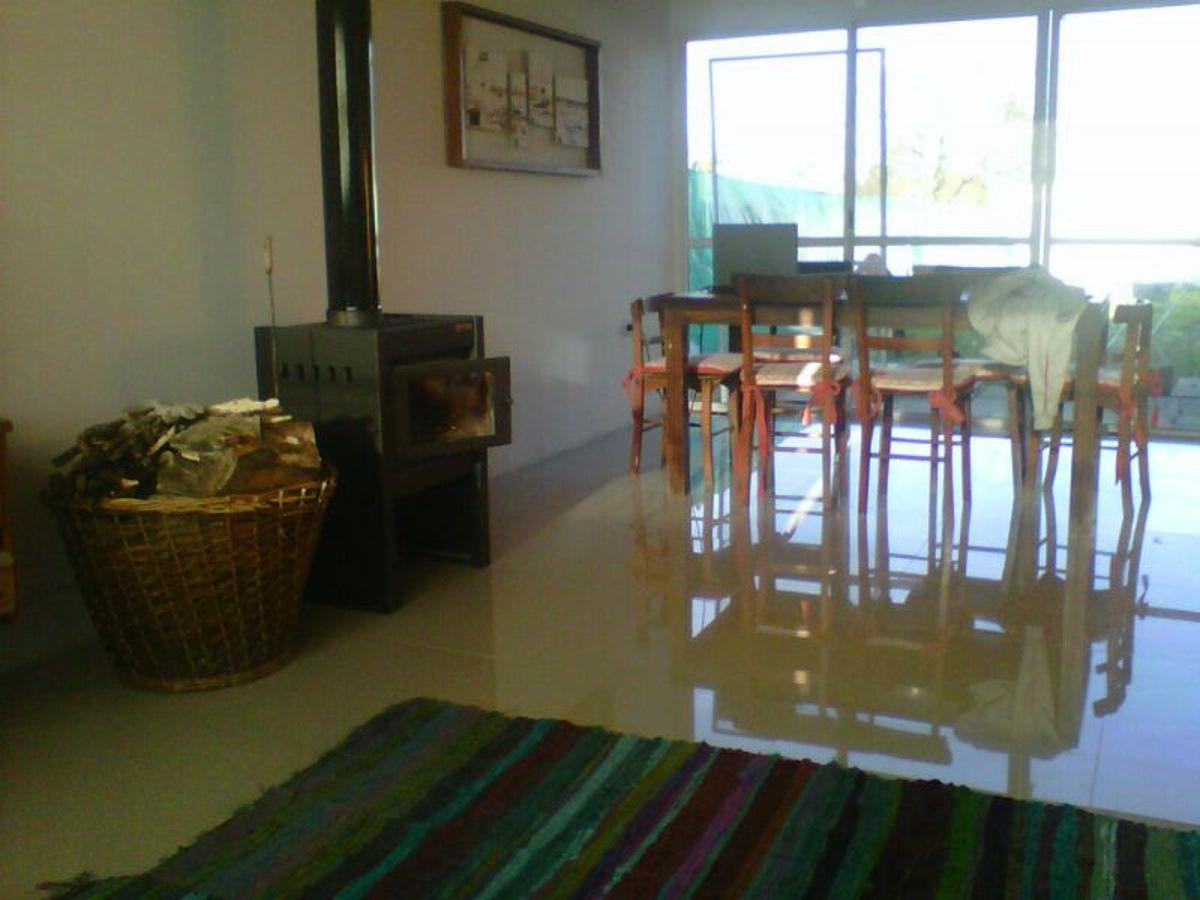 Foto de Casa de tres dormitorios, con parque y entrada para auto., imagen 3