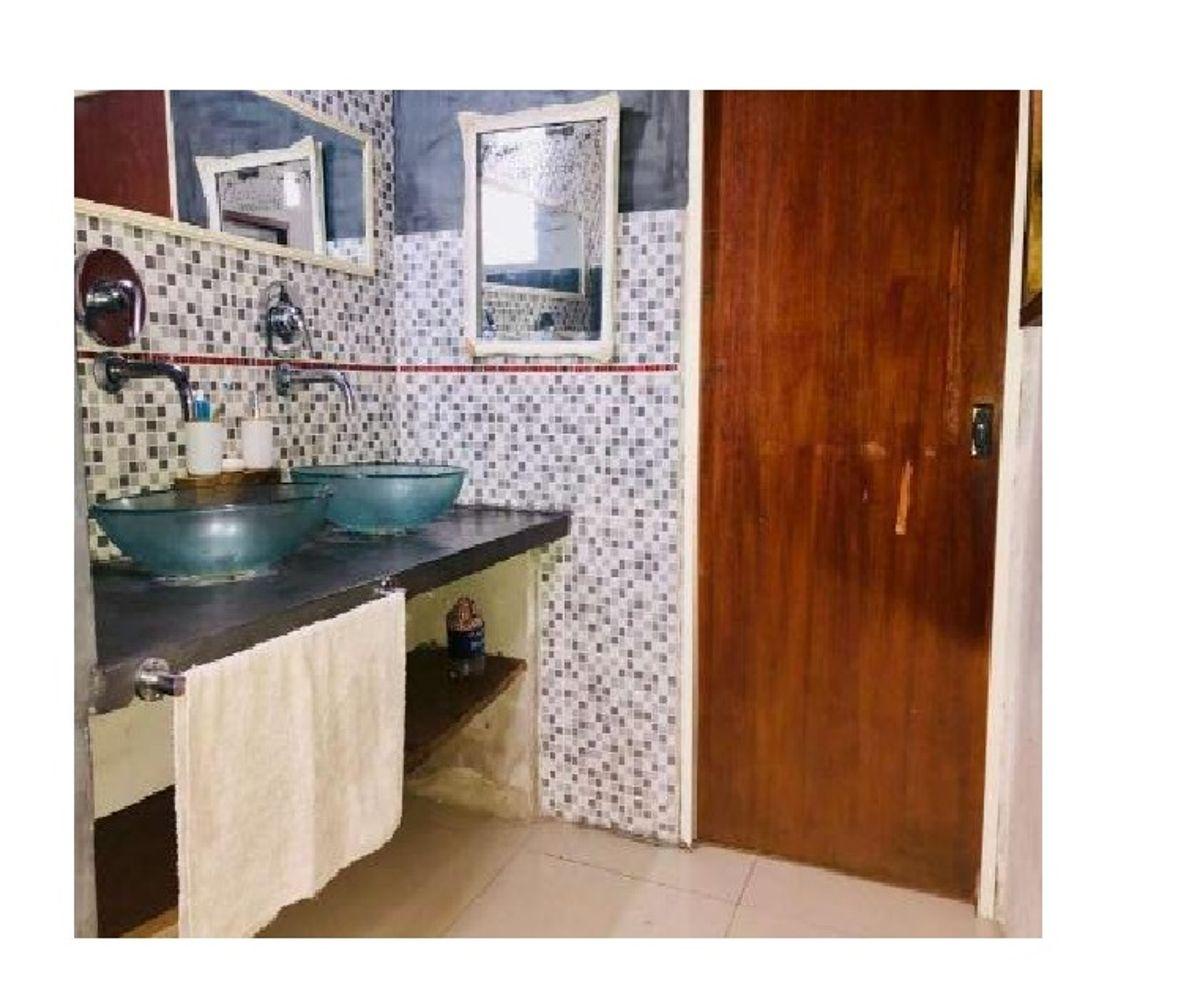Foto de Casa de tres dormitorios, con parque y entrada para auto., imagen 1