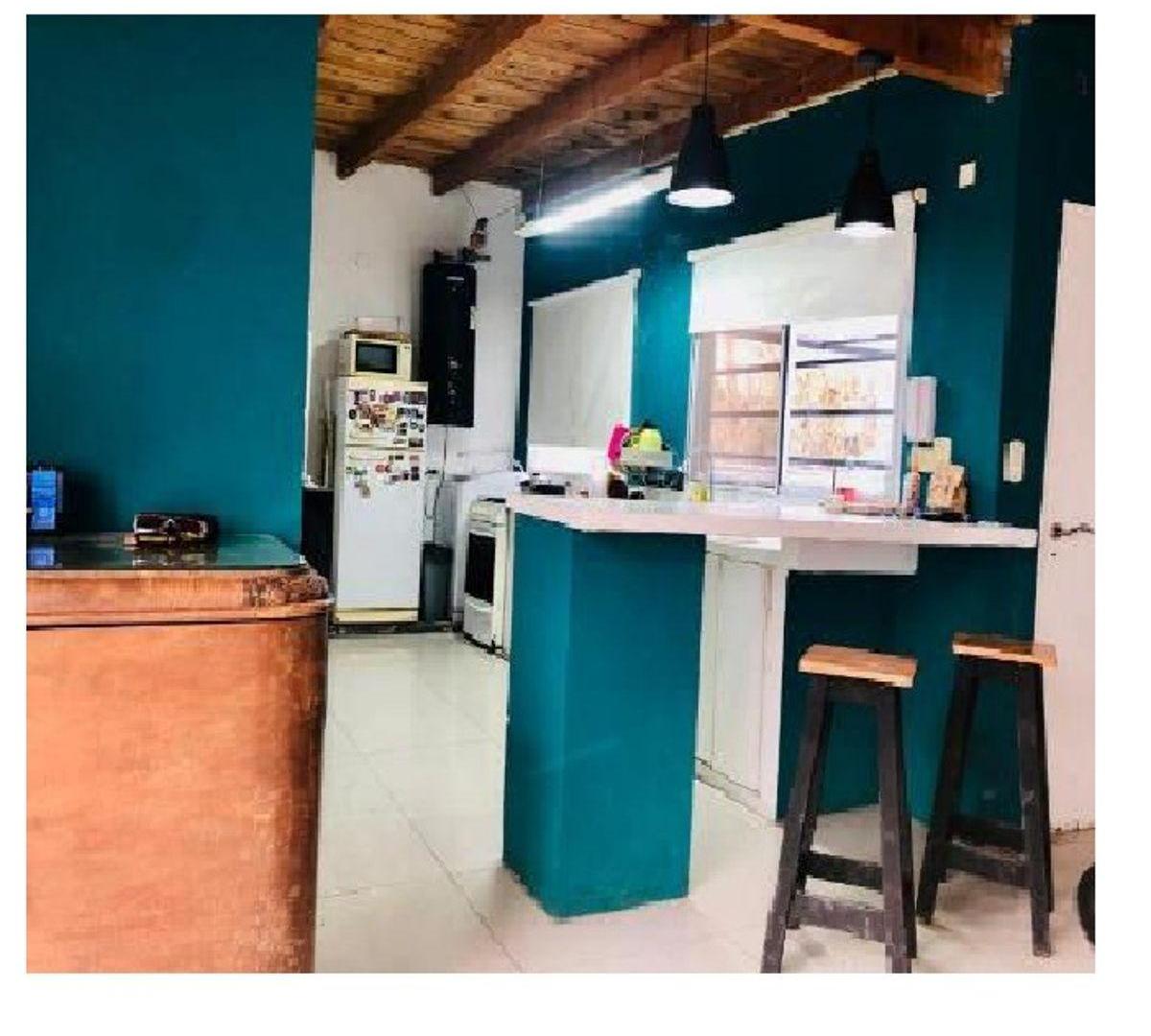 Foto de Casa de tres dormitorios, con parque y entrada para auto., imagen 2