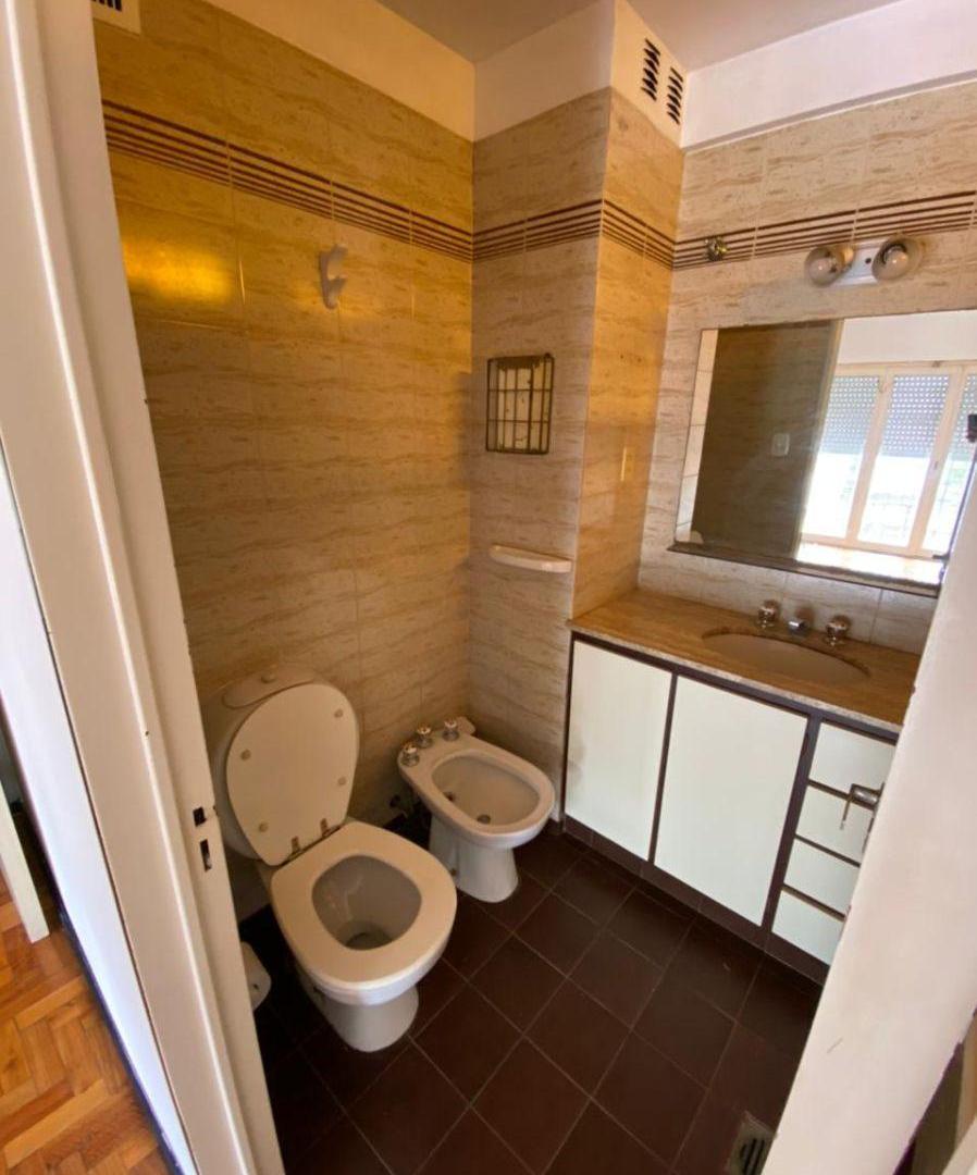 Foto de Departamento Amplio de Tres Dorm., con Cochera Doble y Baulera. Zona, imagen 2