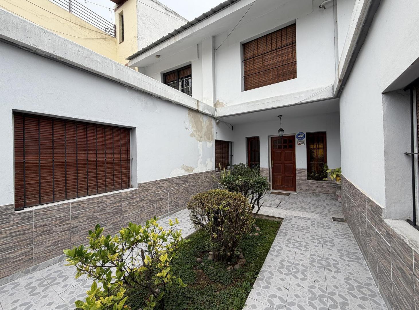 Foto de SE VENDE - Casa - 4 Dormitorios - B° Gral. Bustos, imagen 1