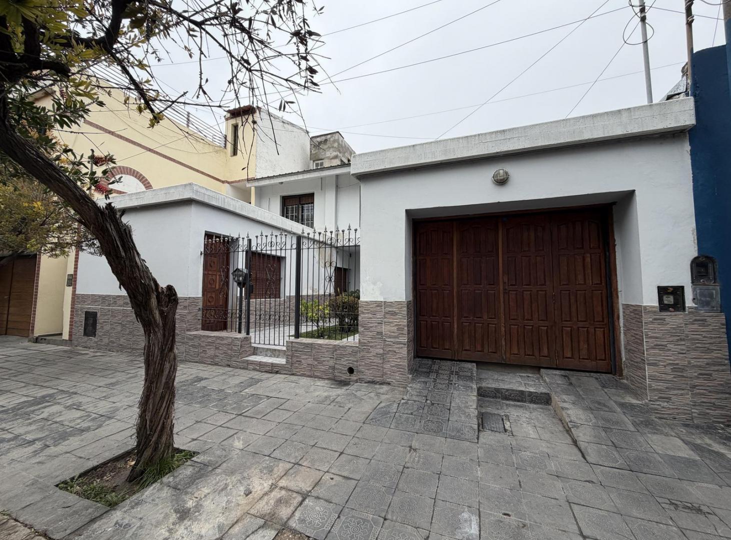 Foto de SE VENDE - Casa - 4 Dormitorios - B° Gral. Bustos, imagen 2