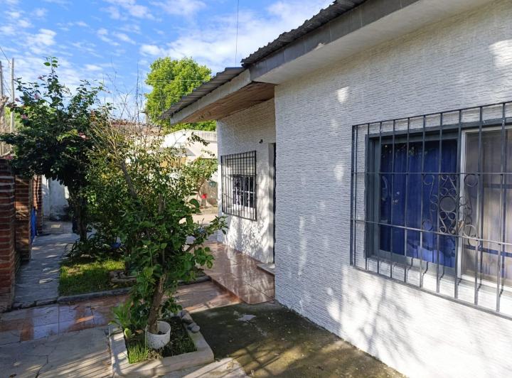 Venta de Casa con 2 departamentos en Merlo Norte -  2