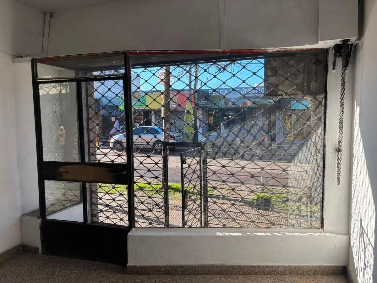 Alquiler de LOCAL en Merlo Norte (Sobre Av. H. Yrigoyen a 5 cuadras de la estacion) 2