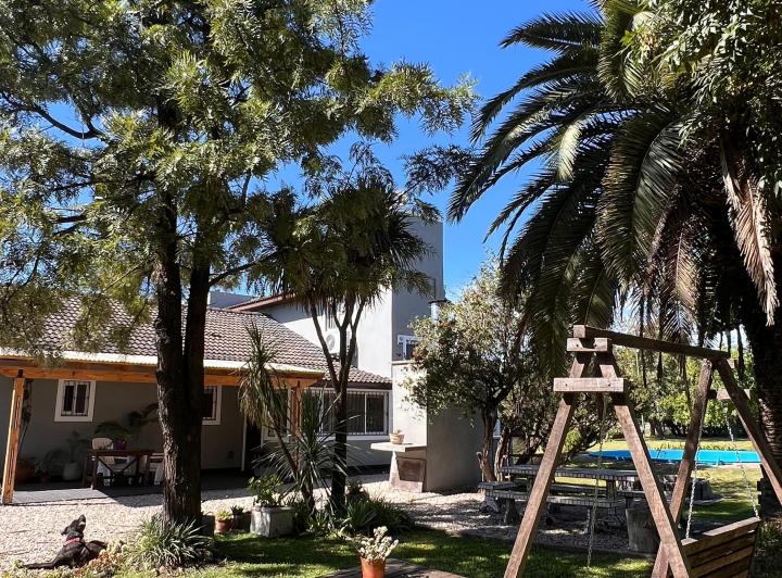 CASA FAMILIAR, CON SU HERMOSO Y AMPLIO PARQUE!
