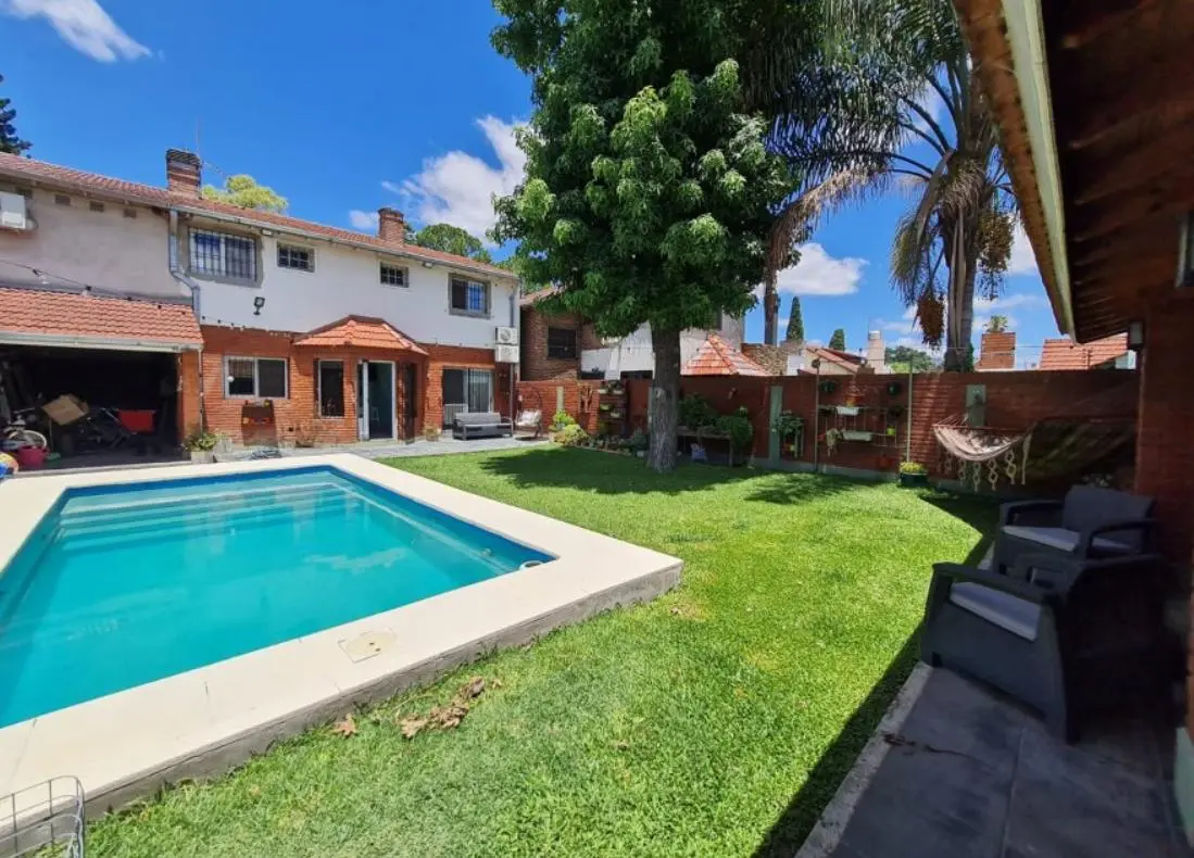 CASA 3 DORMITORIOS CON PISCINA EN VENTA - MONTE GRANDE 2