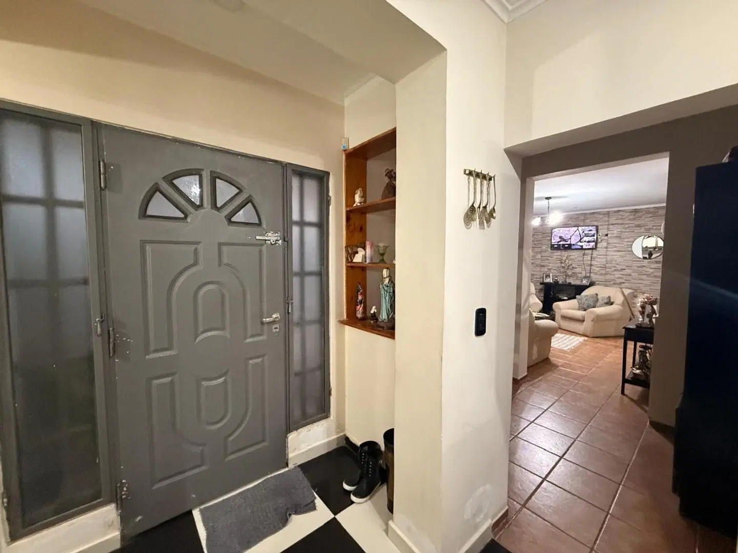 Casa al frente con Dpto. Interno. 8