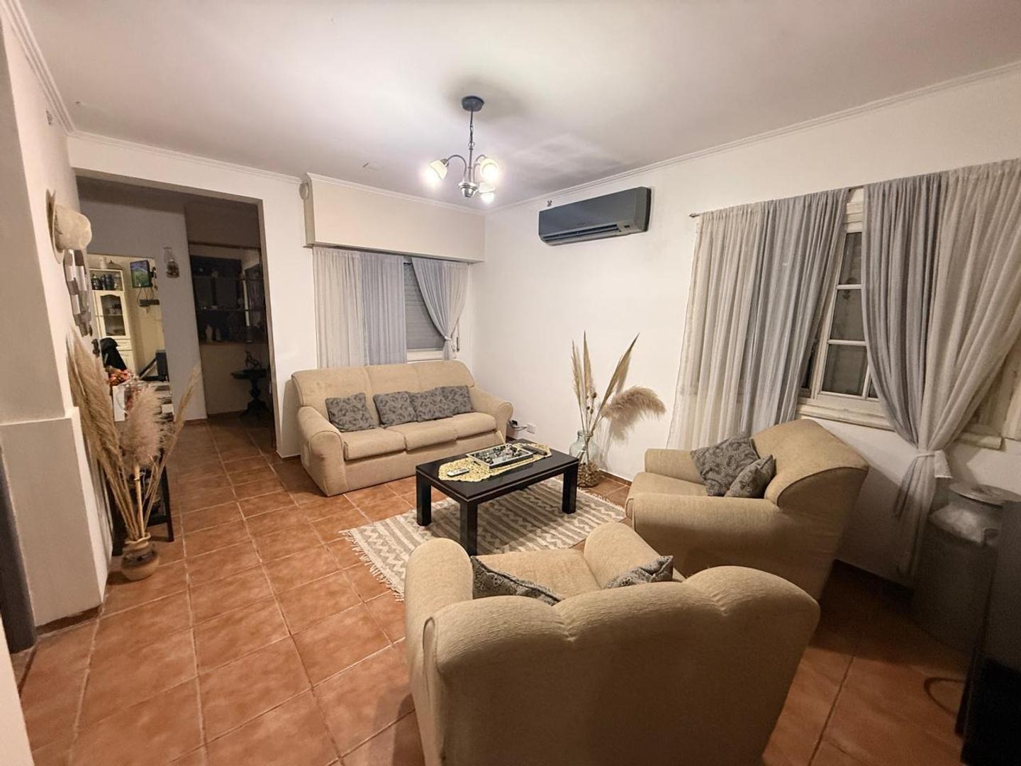 Foto de Casa al frente con Dpto. Interno., imagen 2
