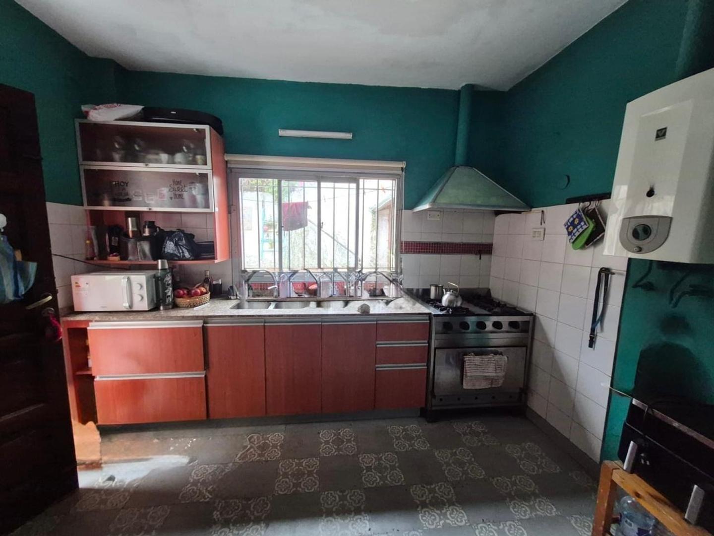 Foto de Casa al frete con Cochera y Quincho Cerrado., imagen 5