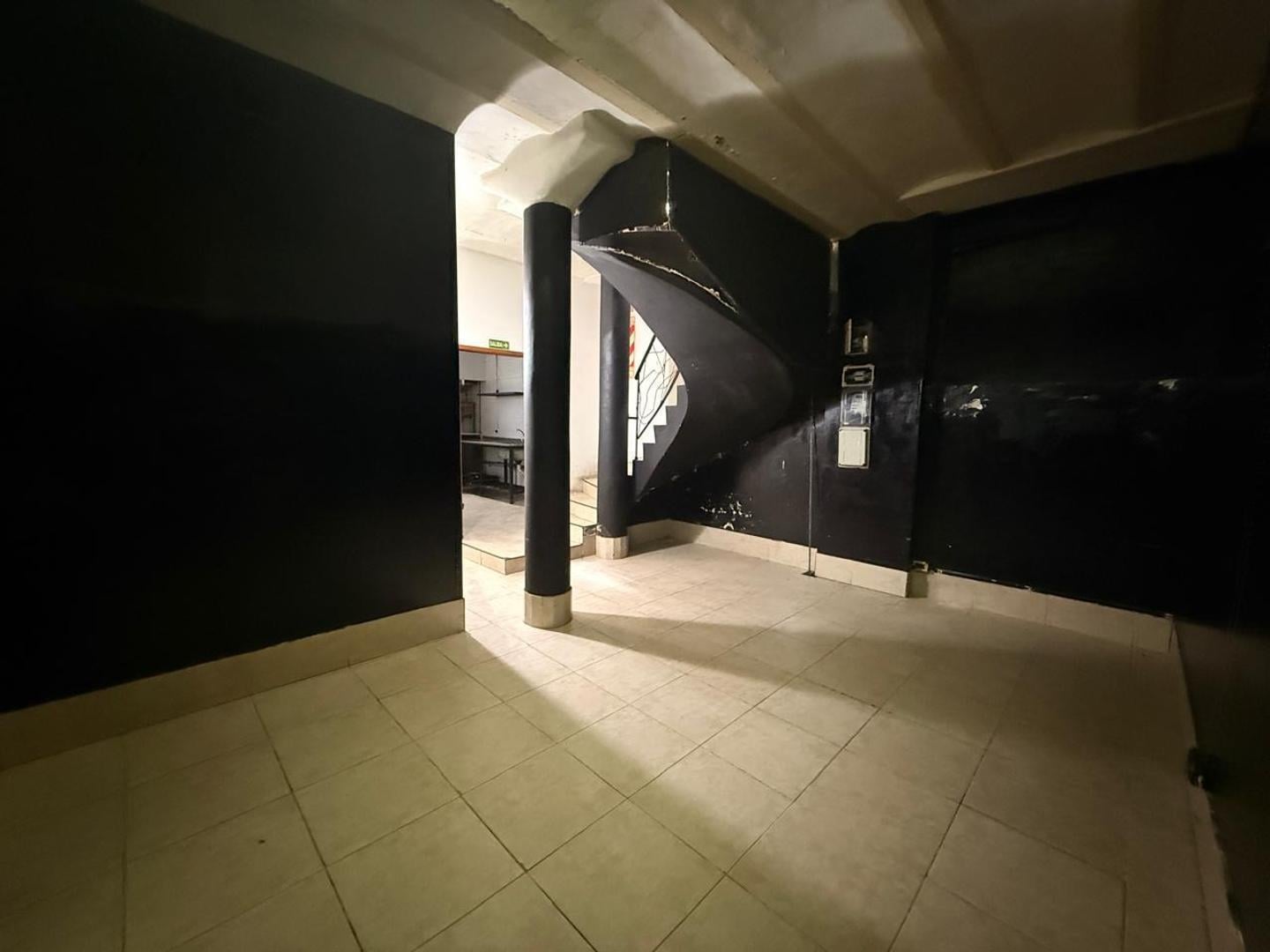 Foto de Gran Local con Subsuelo y Cocina., imagen 4