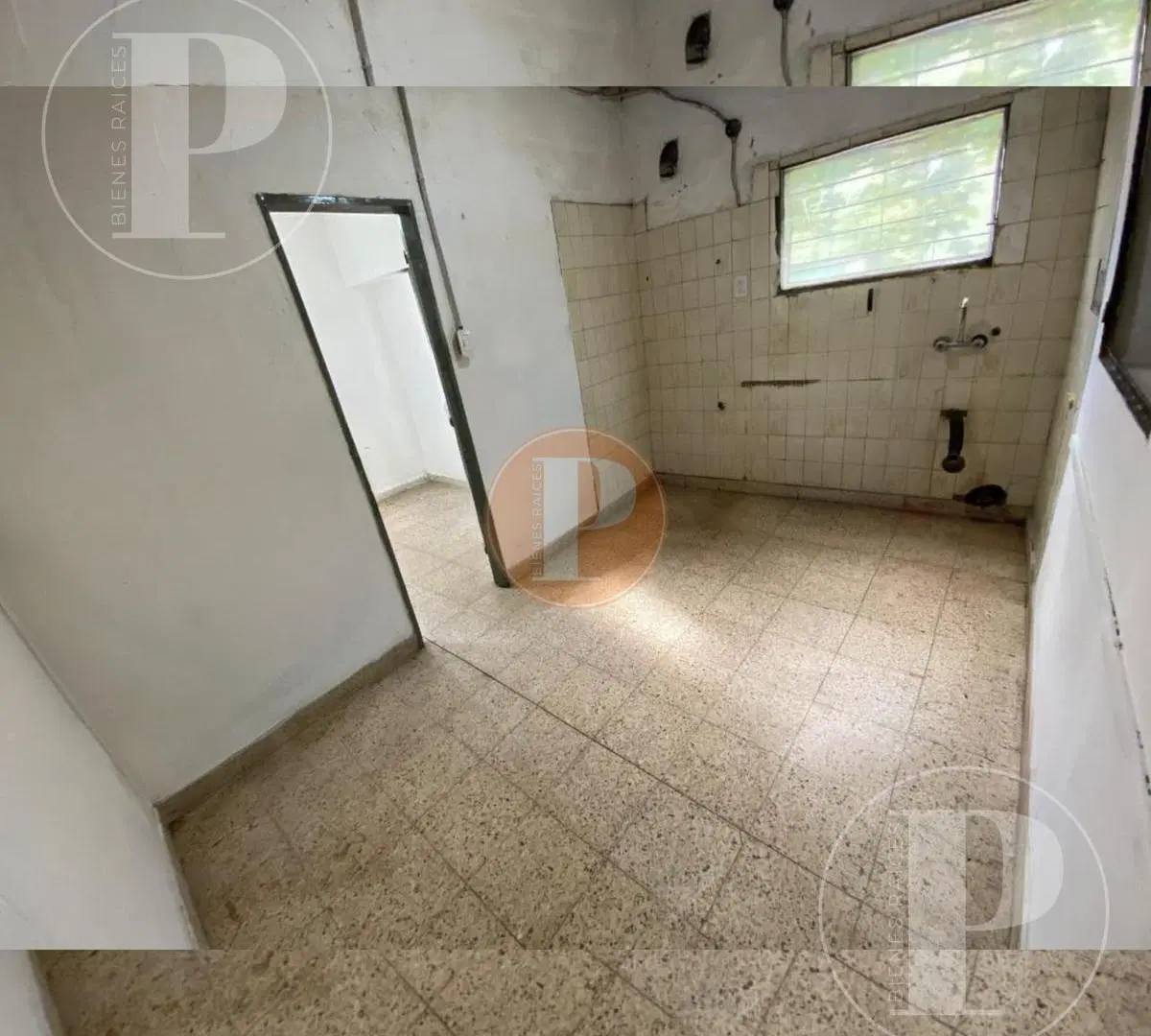 Casa a refaccionar de 2 dormitorios sobre lote 400 mts 2