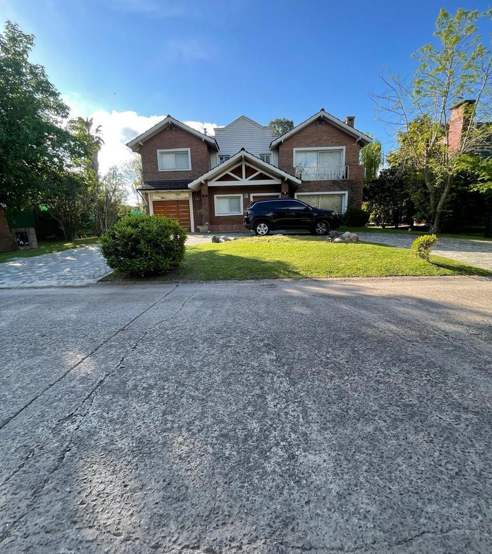 Casa con 900 m²+ 240 cubiertos y 4 dormitorios en alquiler temporal Verano en Boca Raton