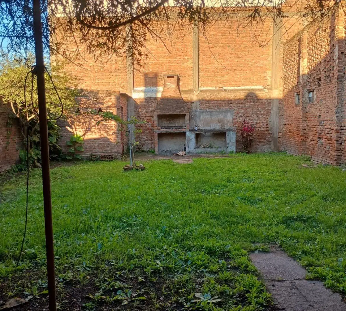 Casa de 2 plantas con amplio terreno y potencial de modernización 5