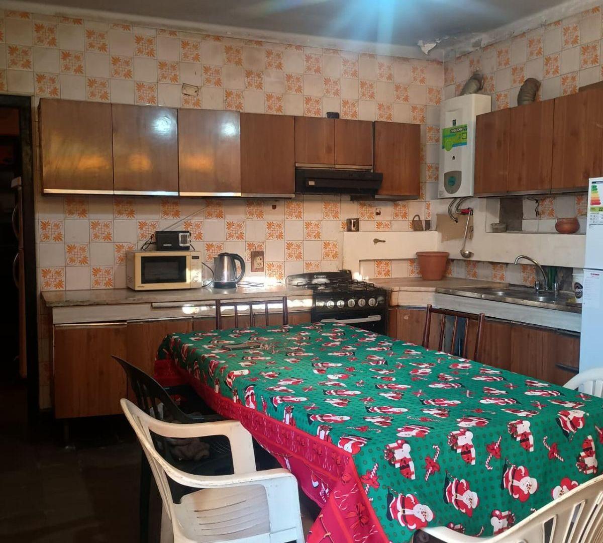 Casa de 2 plantas con amplio terreno y potencial de modernización