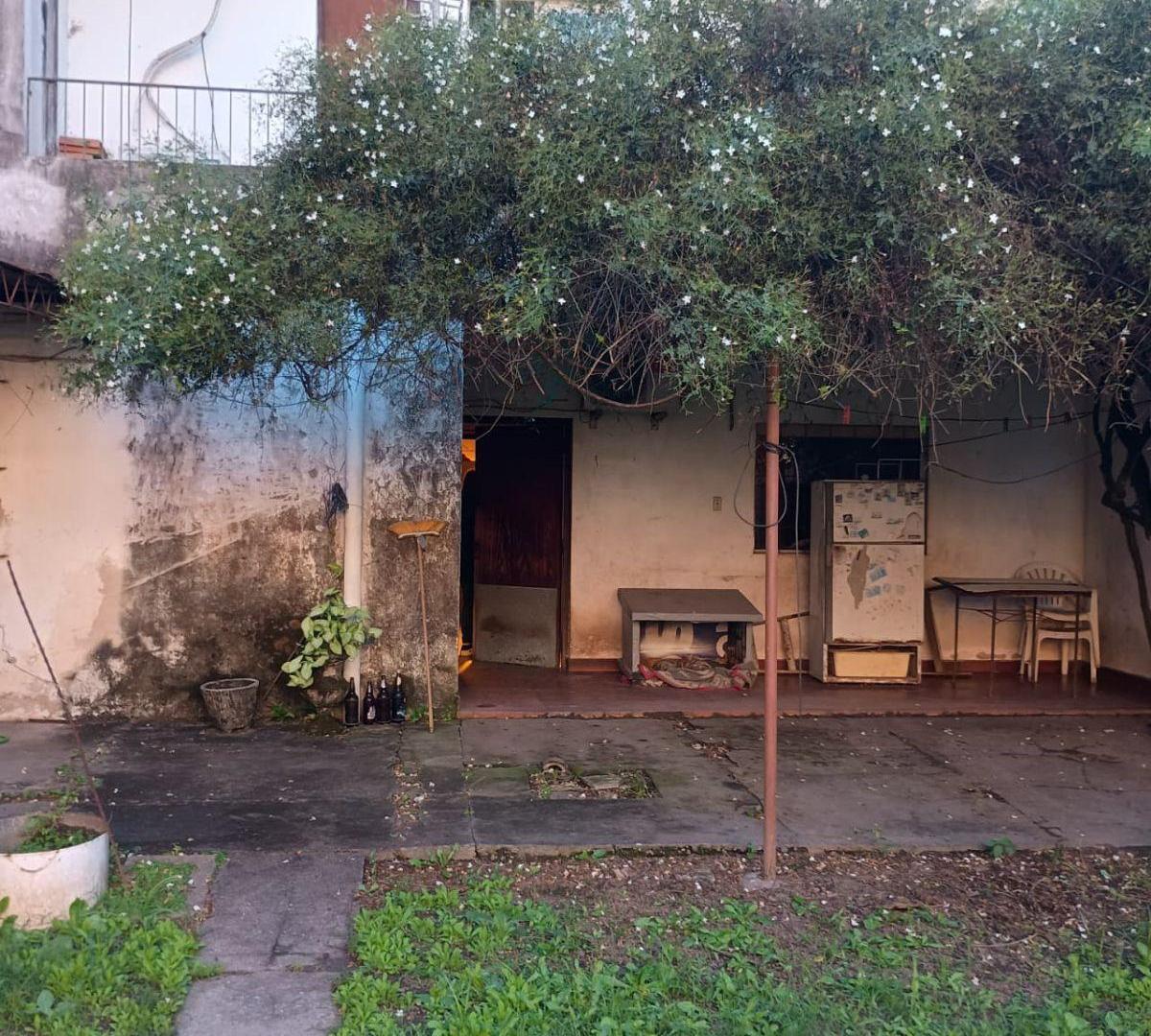 Casa de 2 plantas con amplio terreno y potencial de modernización