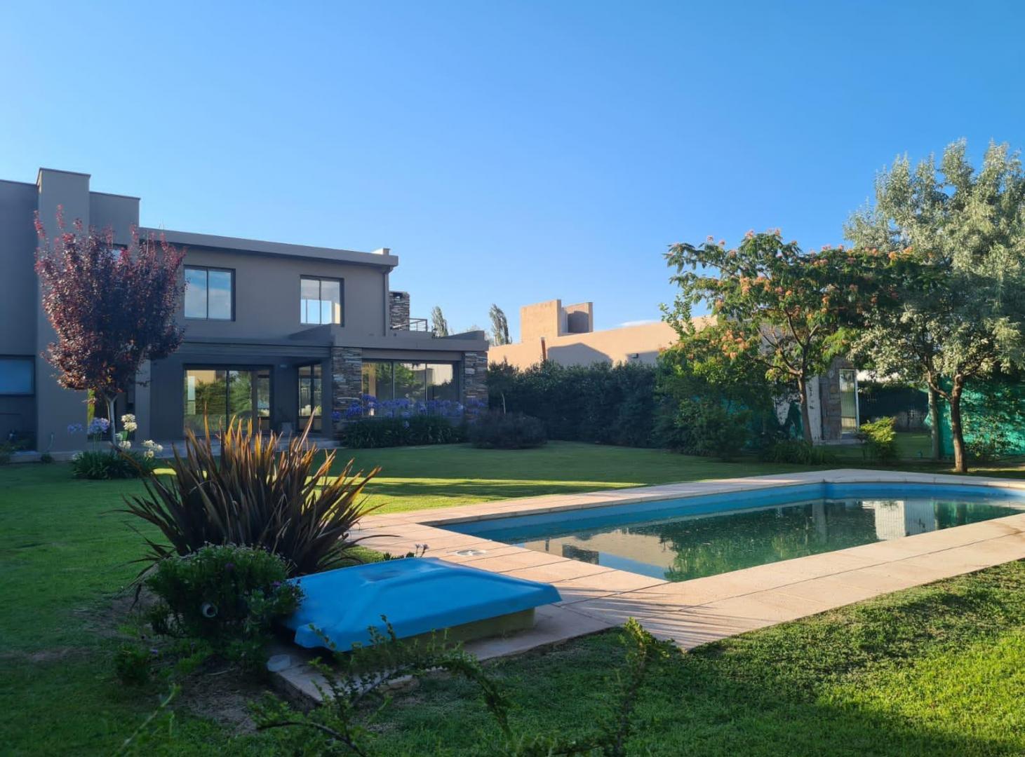ALQUILA CASA EN RUCA OLIVA -barrio privado