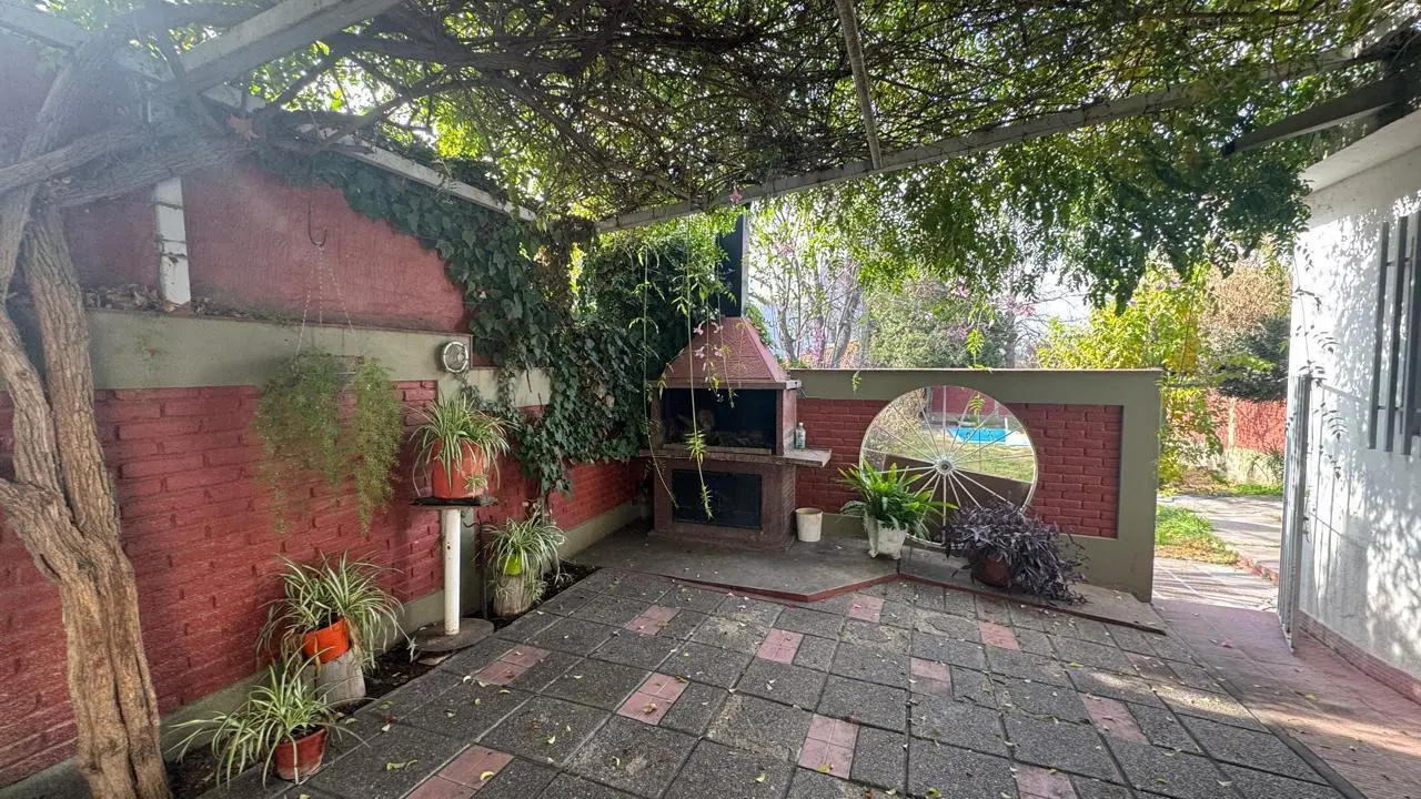 VENDE CASA SOBRE PERITO MORENO GODOY CRUZ 8