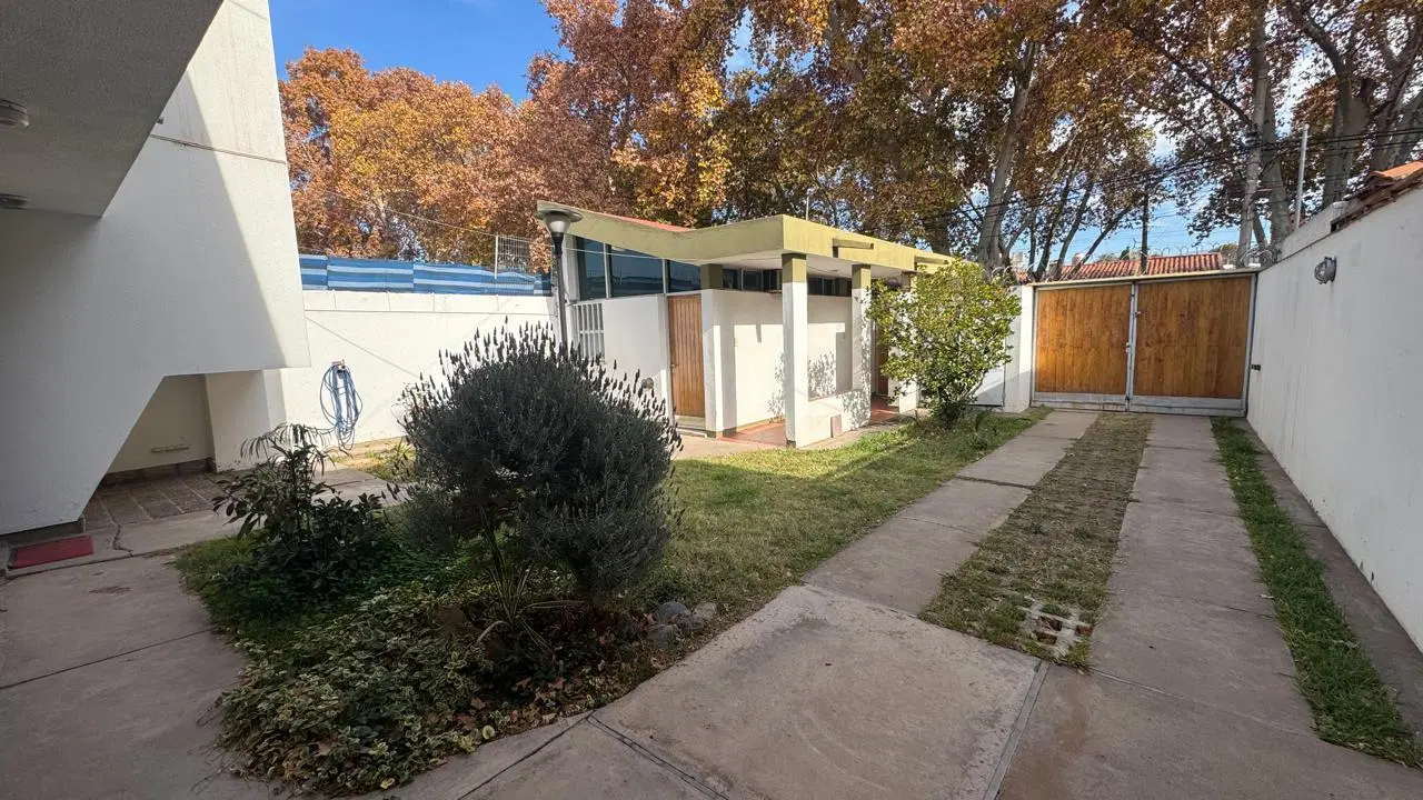 VENDE CASA SOBRE PERITO MORENO GODOY CRUZ 3
