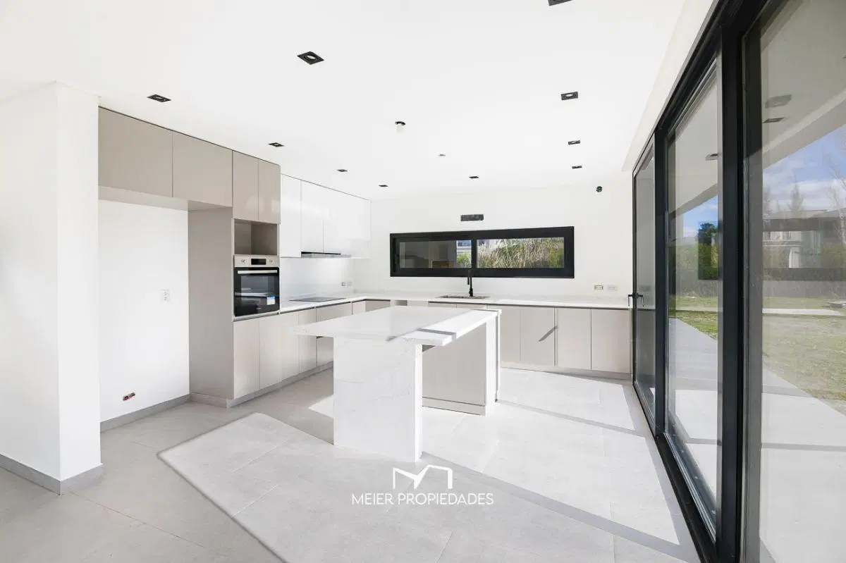 Exclusiva Residencia de Diseño en "El Rebenque Country Club" | Doble Altura - Galería con Parrilla 3