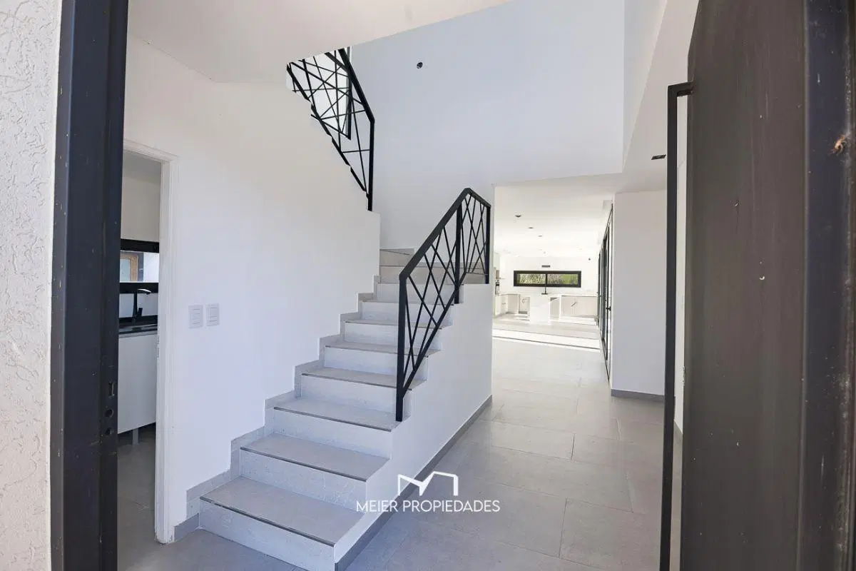 Exclusiva Residencia de Diseño en "El Rebenque Country Club" | Doble Altura - Galería con Parrilla 5