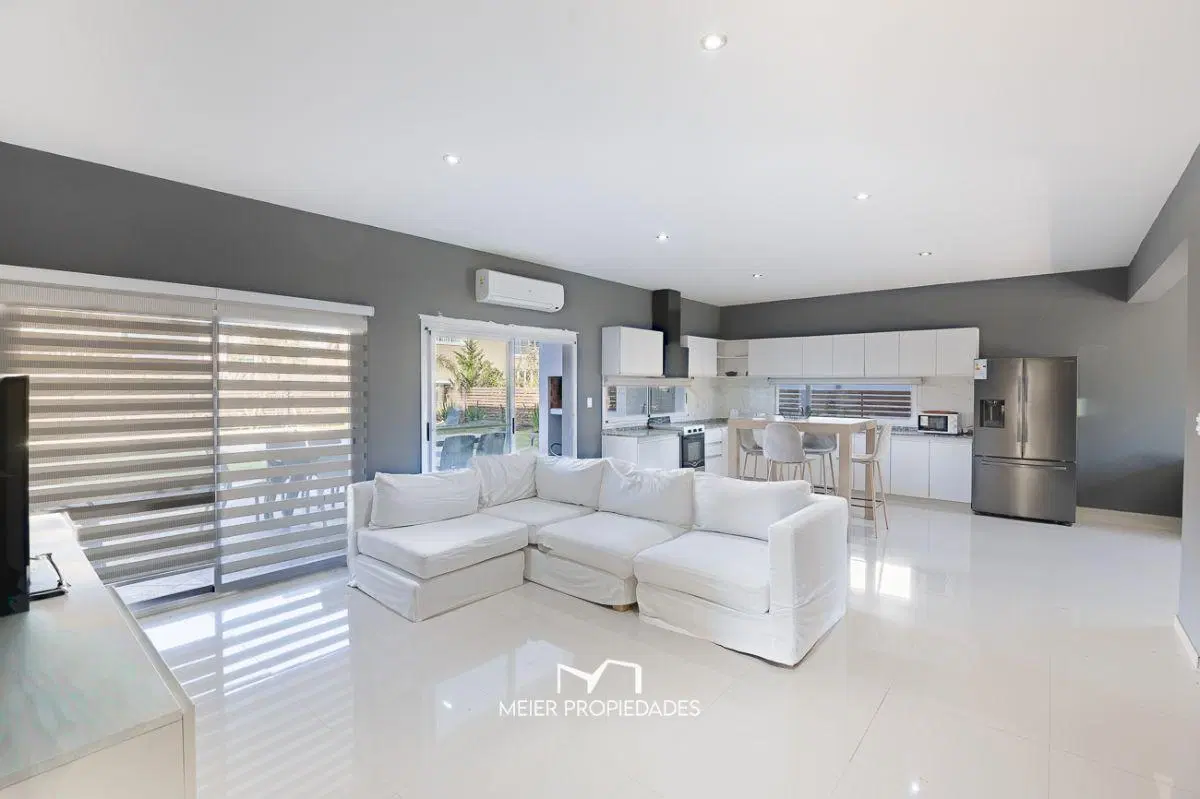 Exclusiva Residencia de Categoría con Master Suite de Lujo y Pileta en Lagos de Canning 2