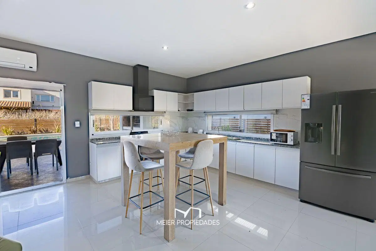 Exclusiva Residencia de Categoría con Master Suite de Lujo y Pileta en Lagos de Canning 4